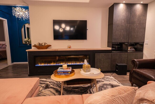 Building Photo - Luxury Furnished Basement Unit 2 Bed 1 Bath with Utilities Included!