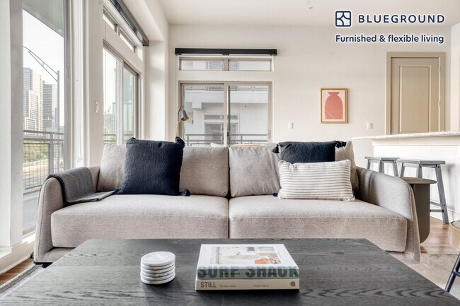 Foto del edificio - 422 W Riverside Dr