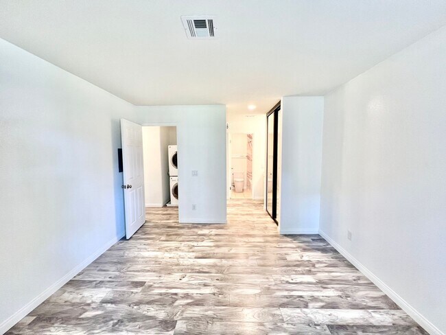 Building Photo - Stunning 2 bed/2 bath condo in the desirab...