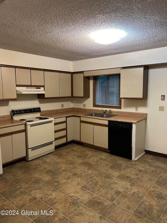 Foto del edificio - 7112 Antioch Rd
