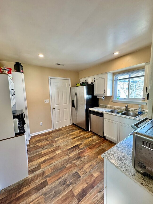 Foto del edificio - 3 bed/2 bath home on large corner lot