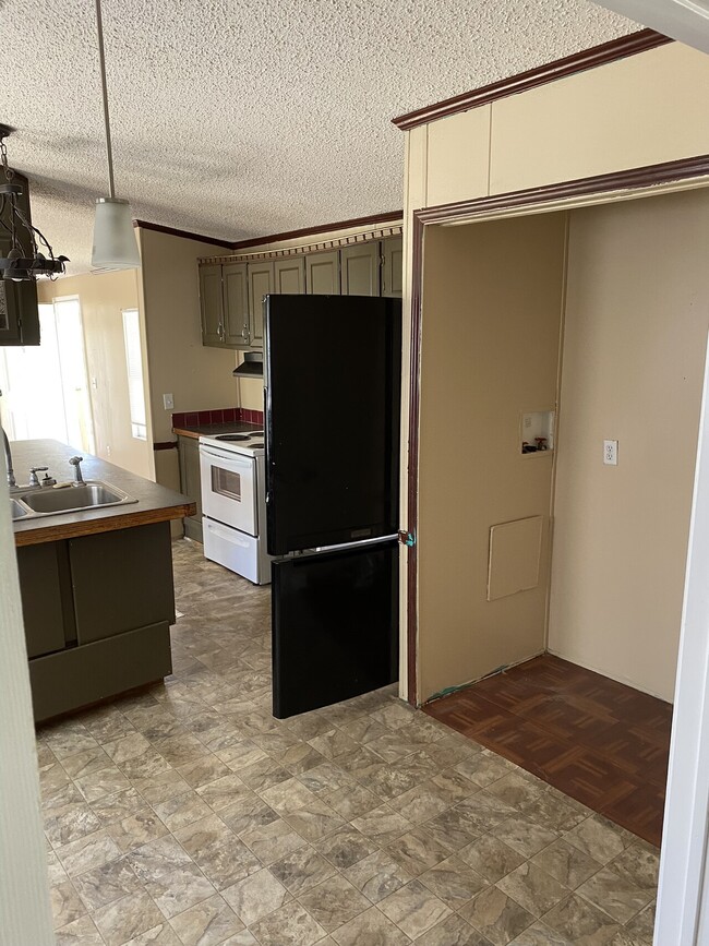 Building Photo - 1657 CR 328 R61657