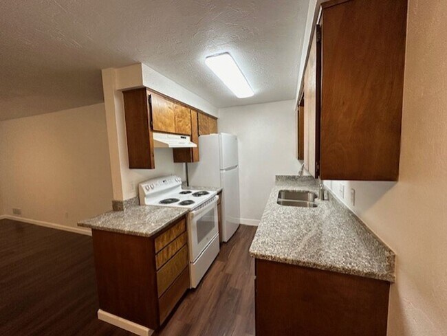 Foto del edificio - Remodeled Unit Of A Duplex with Central AC & Fenced Back Yard / Will Consider A Small Pet
