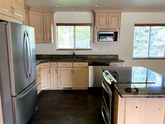 Building Photo - 1803 E Meadow Dr