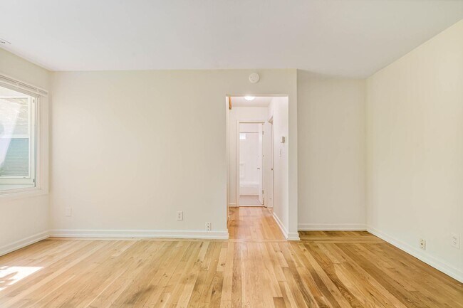 Foto del edificio - $300 off first month! Beautifully remodeled 1-bdrm/1-bath in 7-plex—Off-street parking, shared la...