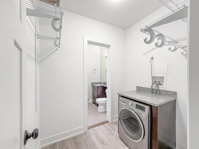 Foto del edificio - 725 W Brompton Ave