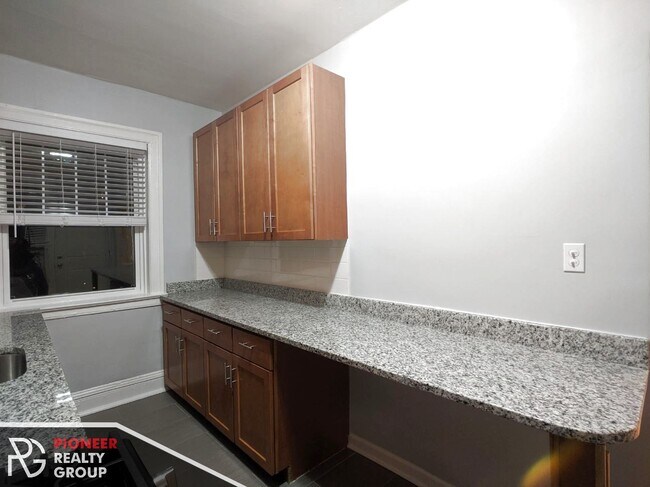 Building Photo - 1100 W Glenlake Ave