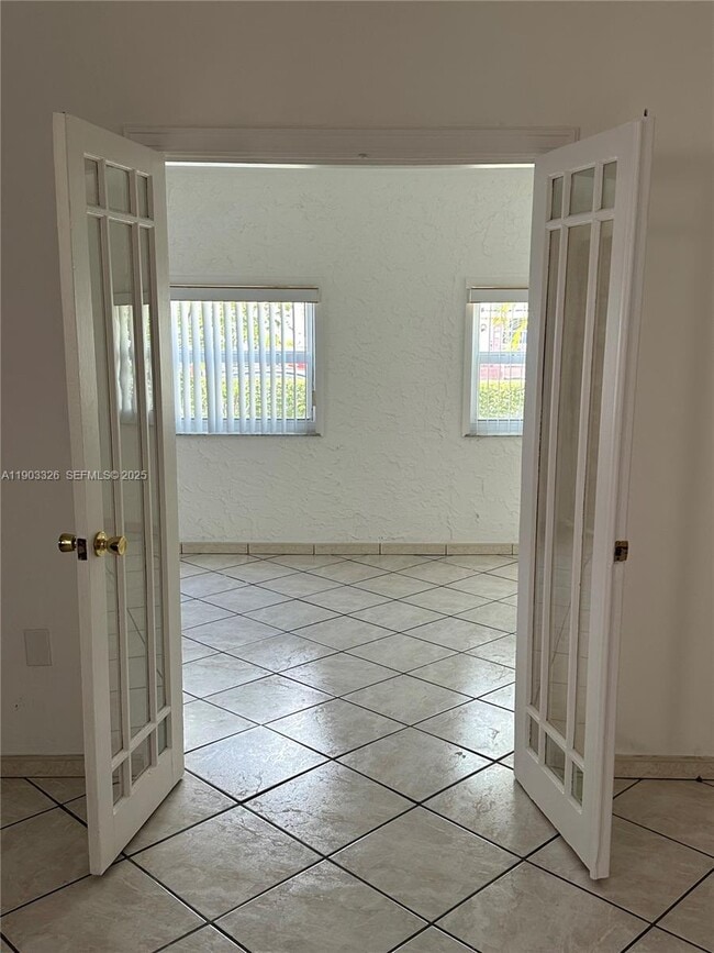 Foto del edificio - 431 Tamiami Blvd