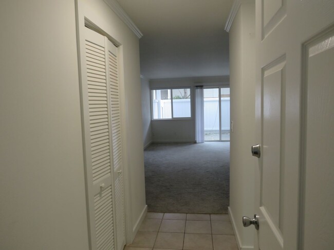 Foto del edificio - NEWPORT HILLS TOWNHOMES 1BD/1BA** FULLY RE...