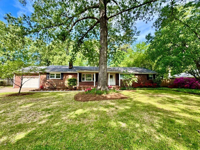 Foto del edificio - Recently Updated 4-Bedroom Ranch Home w/a 2 Bedroom Guest Cottage! Ready 04-23-26! Pet Friendly Home