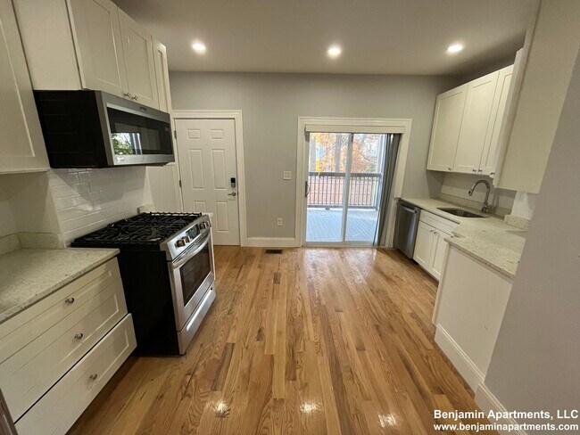 Building Photo - 374 Oxford St