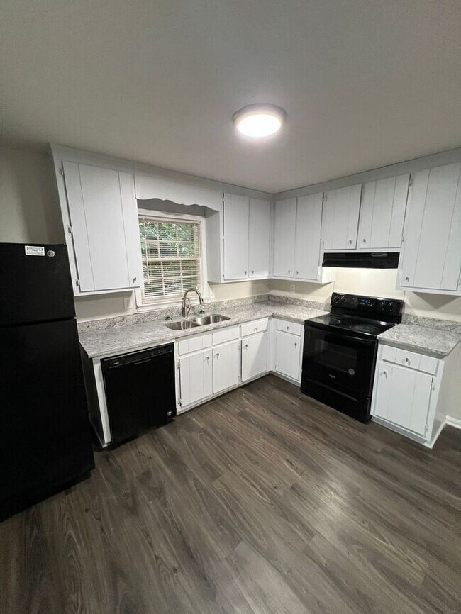 Foto del edificio - READY NOW!!! Amazing 2 Bedroom 1.5 bathroom Townhome !