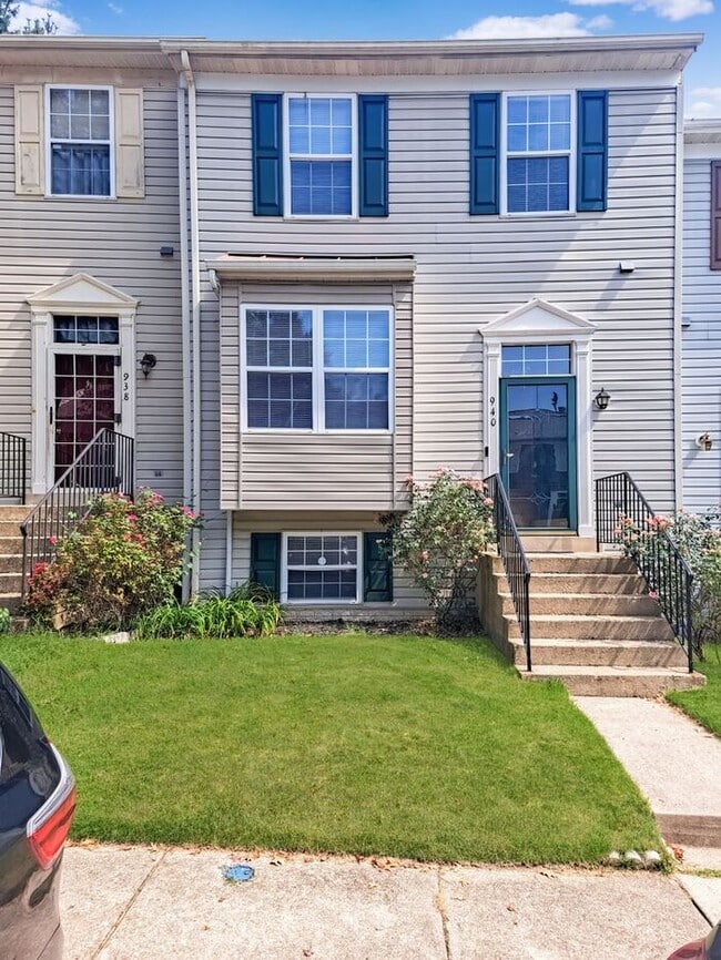 Building Photo - Gorgeous 3-Level Townhome Near Metro, Hard...