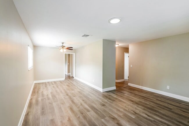 Building Photo - 307 Floral Dr