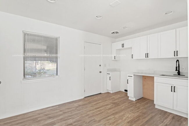 Building Photo - NEWLY RENOVATED 4 bed/1 bath!
