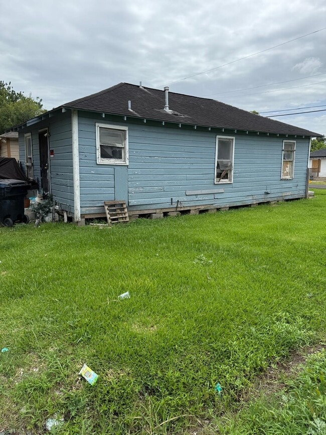 Building Photo - 2238 Hutton St