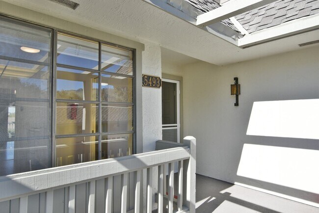 Foto del edificio - Sharp, Bright and Tranquil 2 Bedroom 2 Bath Condo in the Villages Community!