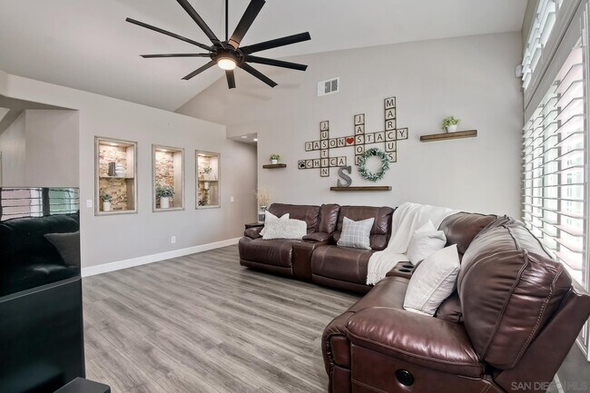 Building Photo - 3358 Lake Cir Dr