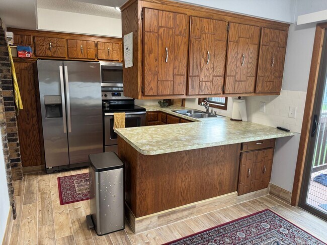 Foto del edificio - Gorgeous SFH with SS appliances, fenced ba...
