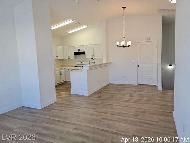 Foto del edificio - FANTASTIC SOUTHWEST TOWNHOME IN A GATED COMMUNITY!