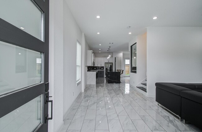 Building Photo - 5905 Crest Ct