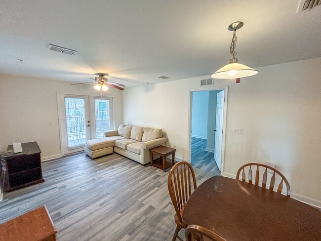 Building Photo - Oxford Terrace II #404 - Walk to UF and So...