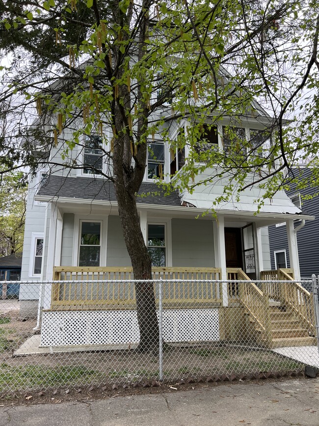 Building Photo - 136 Bowles St