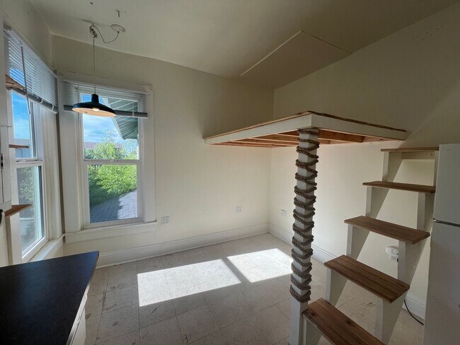 Building Photo - Studio Unit Very Close to WWU and Downtown
