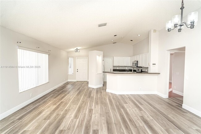 Foto del edificio - 1592 Salerno Cir