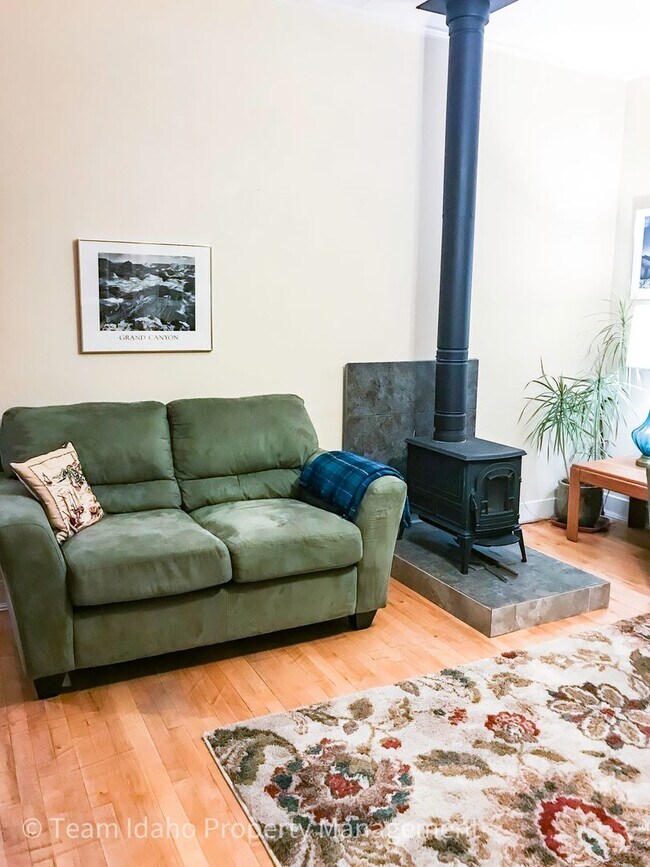 Building Photo - Beautiful Bungalow near East City Park and...