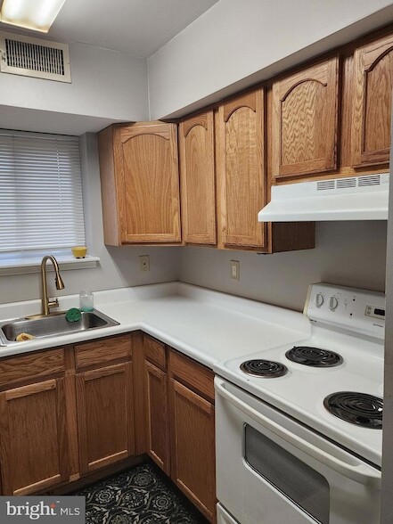 Foto del edificio - 8030-8000 Ditman St