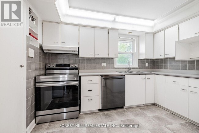 Building Photo - 11 Greenbriar Rd