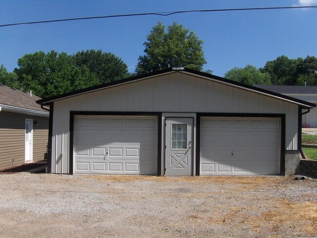 Building Photo - 2023 Sun Valley Rd