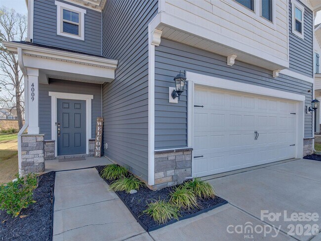 Building Photo - 4009 Woodland View Dr