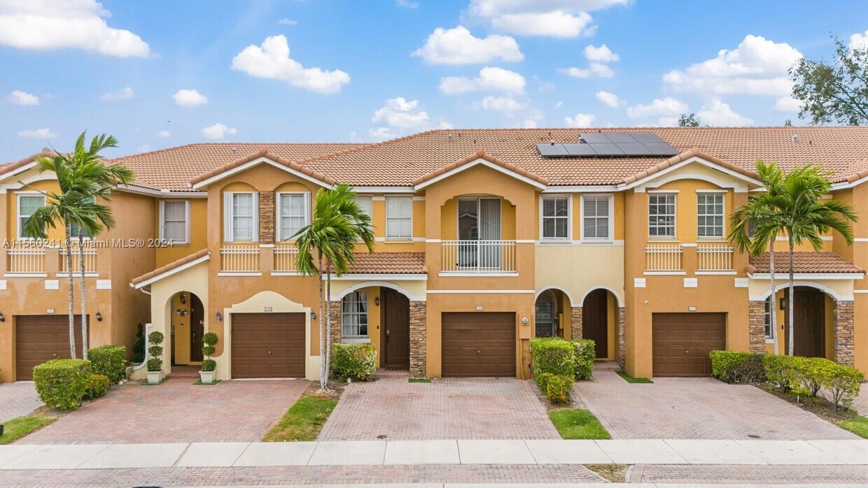 Foto principal - 1008 NW 102 Pl