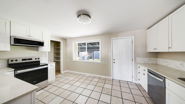 Foto del edificio - 3 Bed 1 Bath - Hardwood Floors - Pet Friendly - NAS Whidbey
