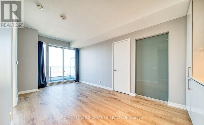 Photo du bâtiment - 898 Portage Pkwy