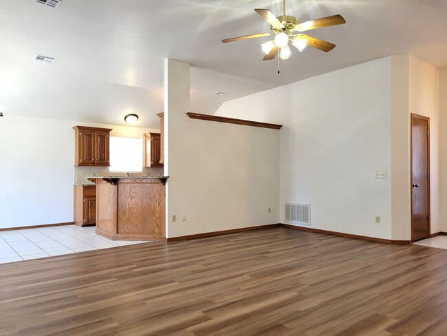 Foto del edificio - This pristine home in Northern Moore is a ...