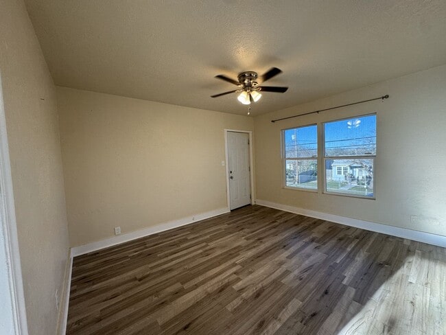 Building Photo - 2 BD APT with water & electricity paid