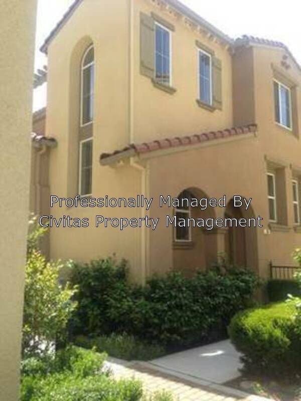 Building Photo - Newer 2/2 Townhome - Bonus Room Pool and More