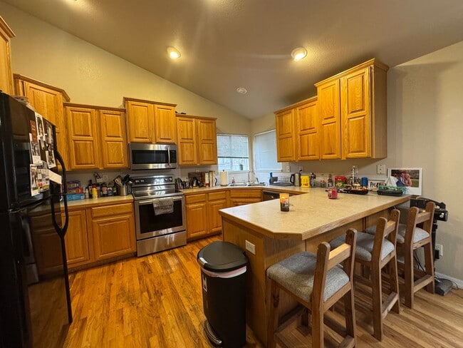 Building Photo - Beautiful 5 Bedroom home in Wellington