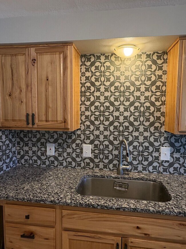 Building Photo - Comfortable 3 Bed, 1 Bath Rental Just Off Broadway and Close to BSU