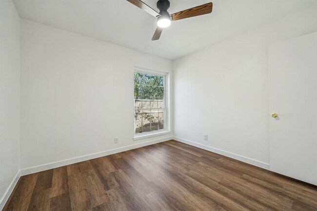 Foto del edificio - 7801 Shoal Creek Blvd