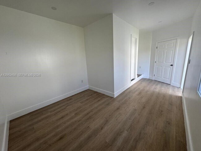Foto del edificio - 670 NE 166th St