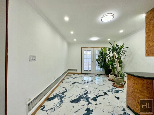 Building Photo - Renovated One bedroom 63 AVENUE