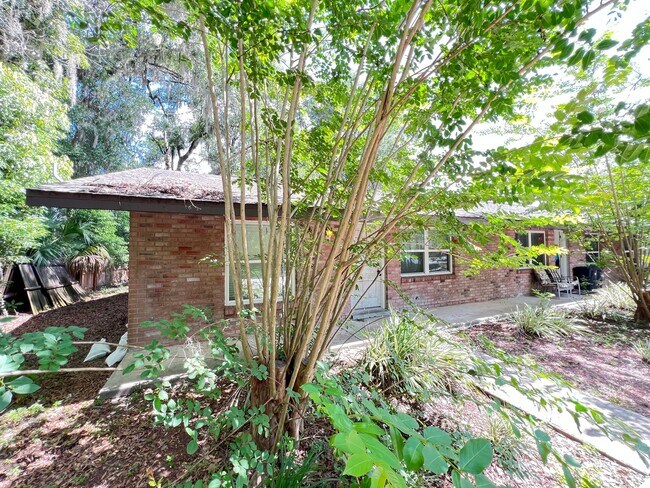 Foto del edificio - 2BD & 1 BA - Where Charm Meets Comfort: Yo...