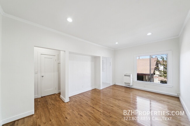 Building Photo - 1267 Vin Scully Ave