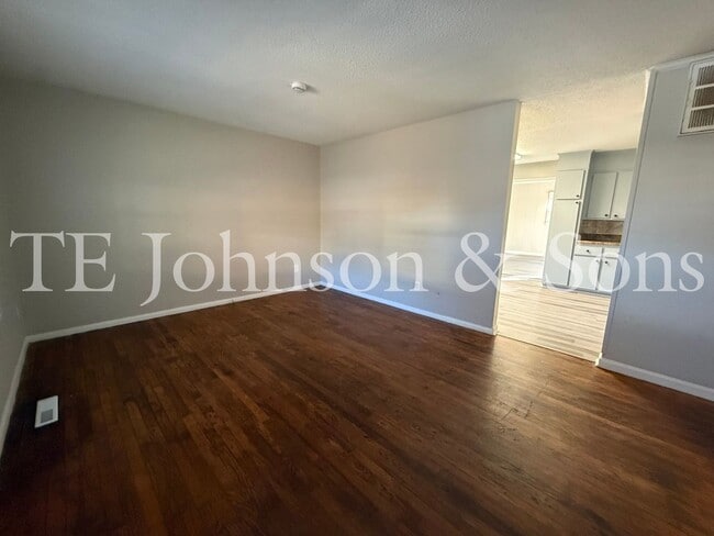 Foto del edificio - Charming 3BR/2BA Home with Hardwood Floors, Bonus Room & Outdoor Living