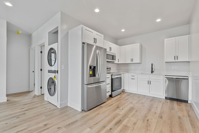 Building Photo - 299 Camas St