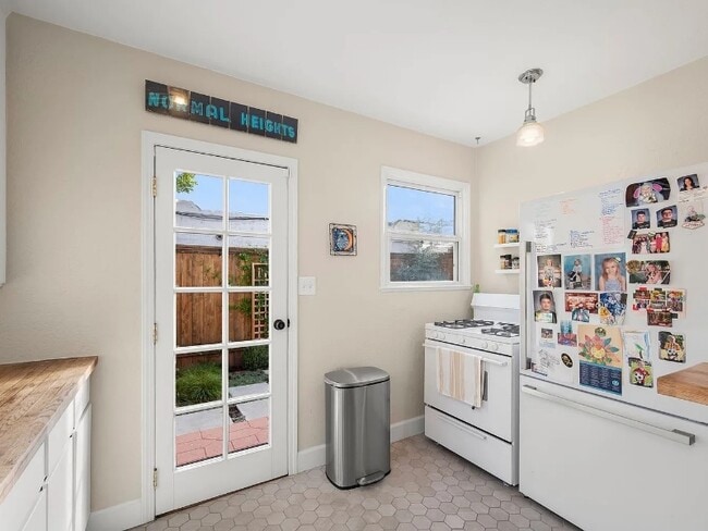 Building Photo - 4732 Oregon St